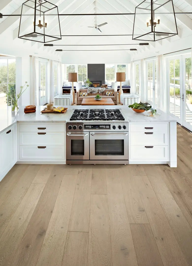 Amur--Oak_Genoa-hardwood_in_white_kitchen